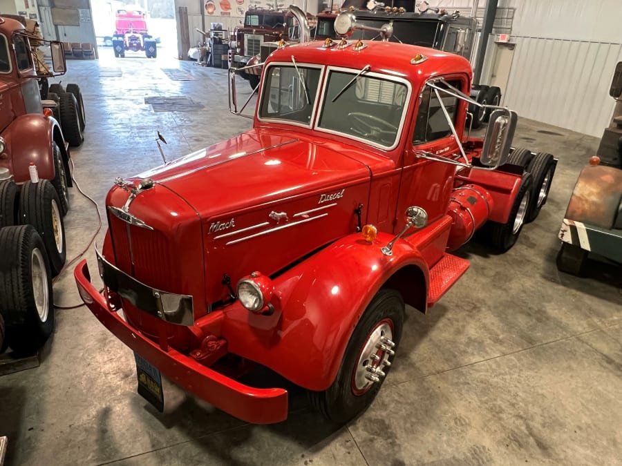 1952 Mack LF